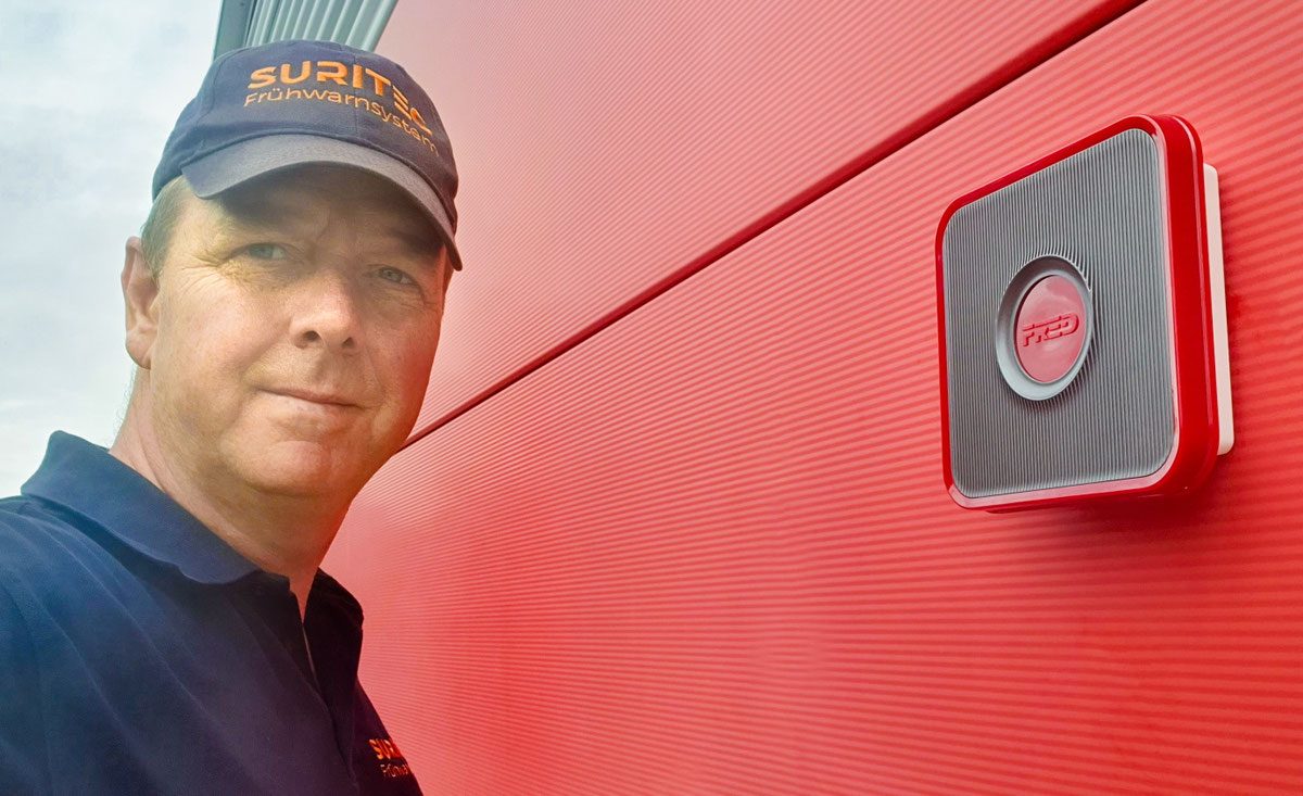 Michael Meyer bei der Installation eines Alarmmelders – MM Alarmanlagen Suritec FRED