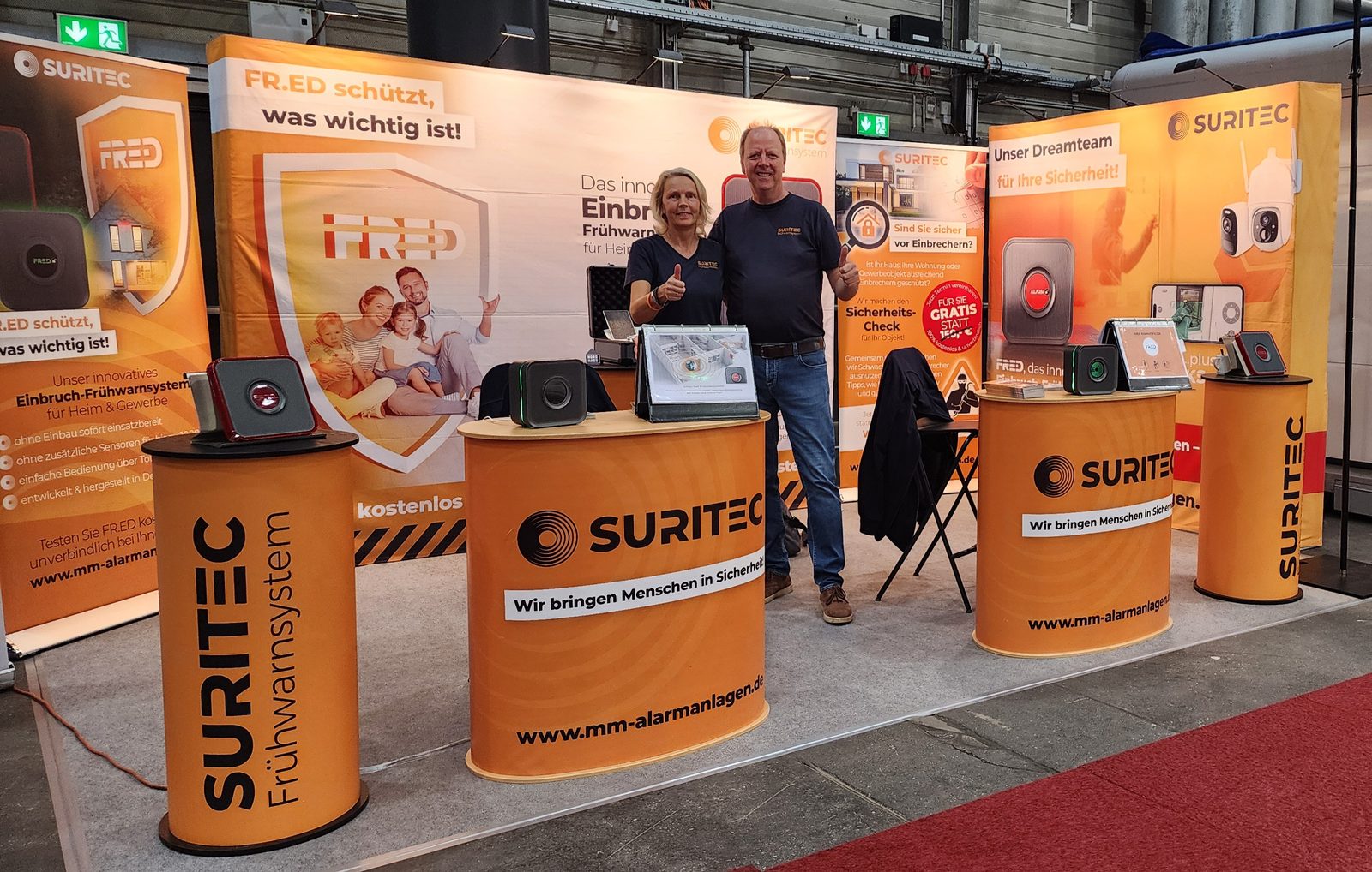 Bettina & Michael Meyer am Suritec-Messestand von MM Alarmanlagen mit dem Frühwarnsystem FRED