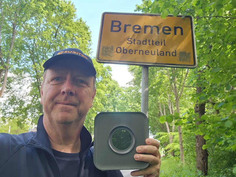 Michael Meyer mit dem Frühwarnsystem FRED am Ortsschild Bremen-Oberneuland