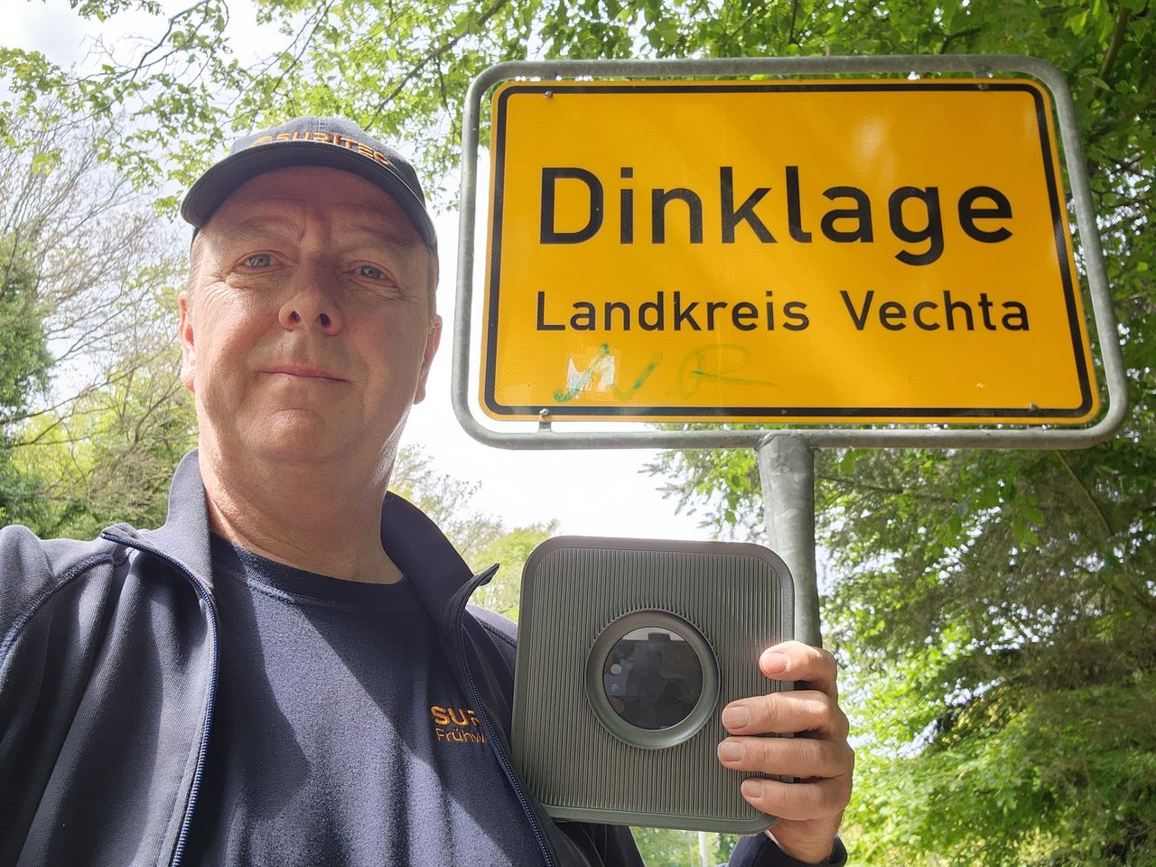 Michael Meyer mit dem Frühwarnsystem FRED am Ortsschild Dinklage