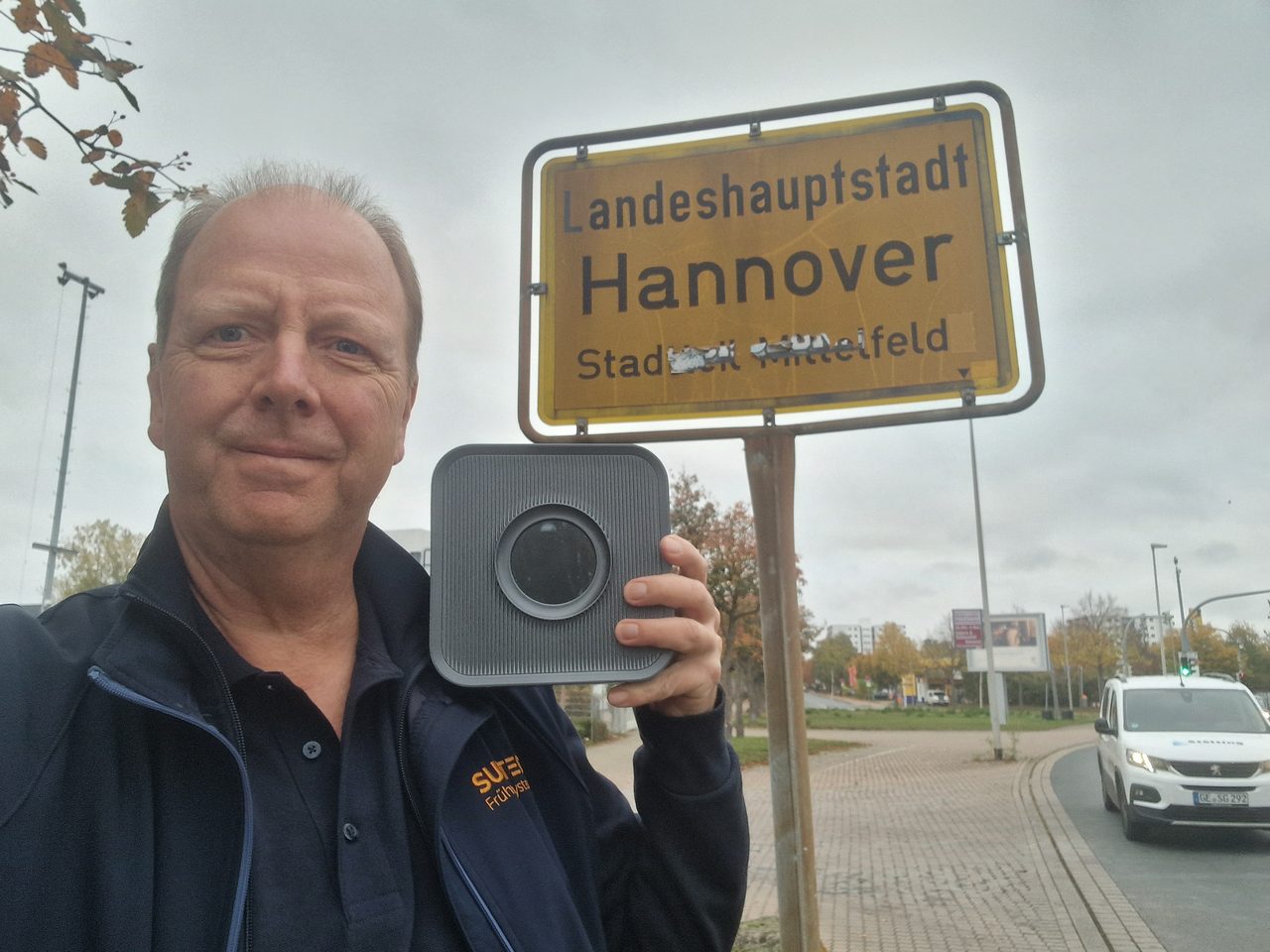 Michael Meyer mit dem Frühwarnsystem FRED am Ortsschild Hannover