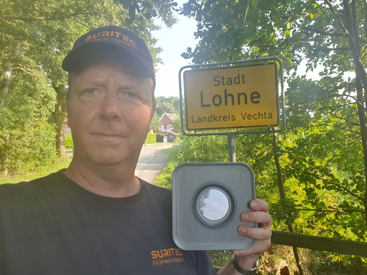 Michael Meyer mit dem Frühwarnsystem FRED am Ortsschild Lohne