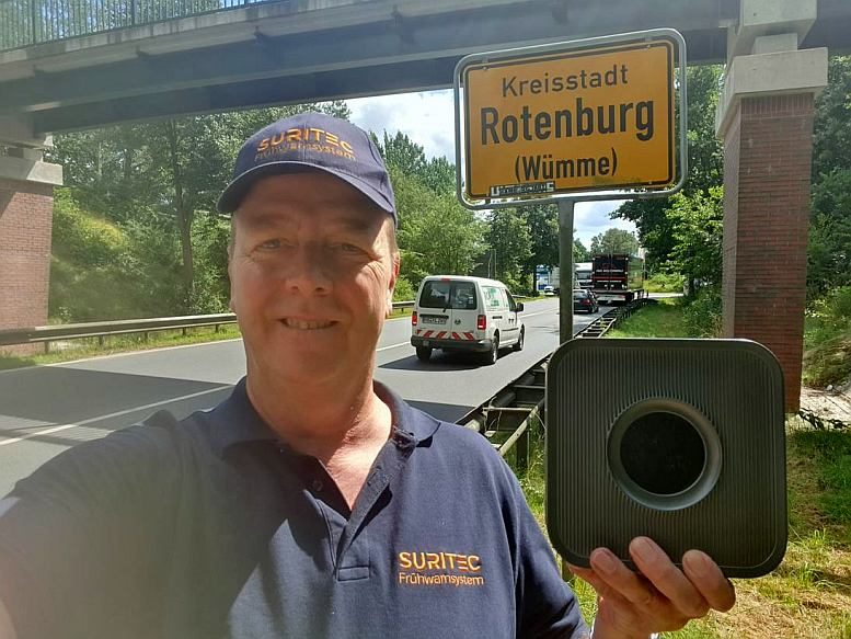 Michael Meyer mit dem Frühwarnsystem FRED am Ortsschild Rotenburg (Wümme)