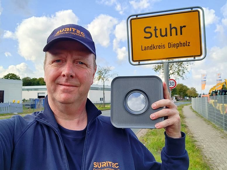 Michael Meyer mit dem Frühwarnsystem FRED am Ortsschild Stuhr
