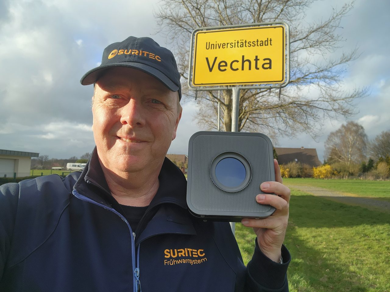 Michael Meyer mit dem Frühwarnsystem FRED am Ortsschild Vechta