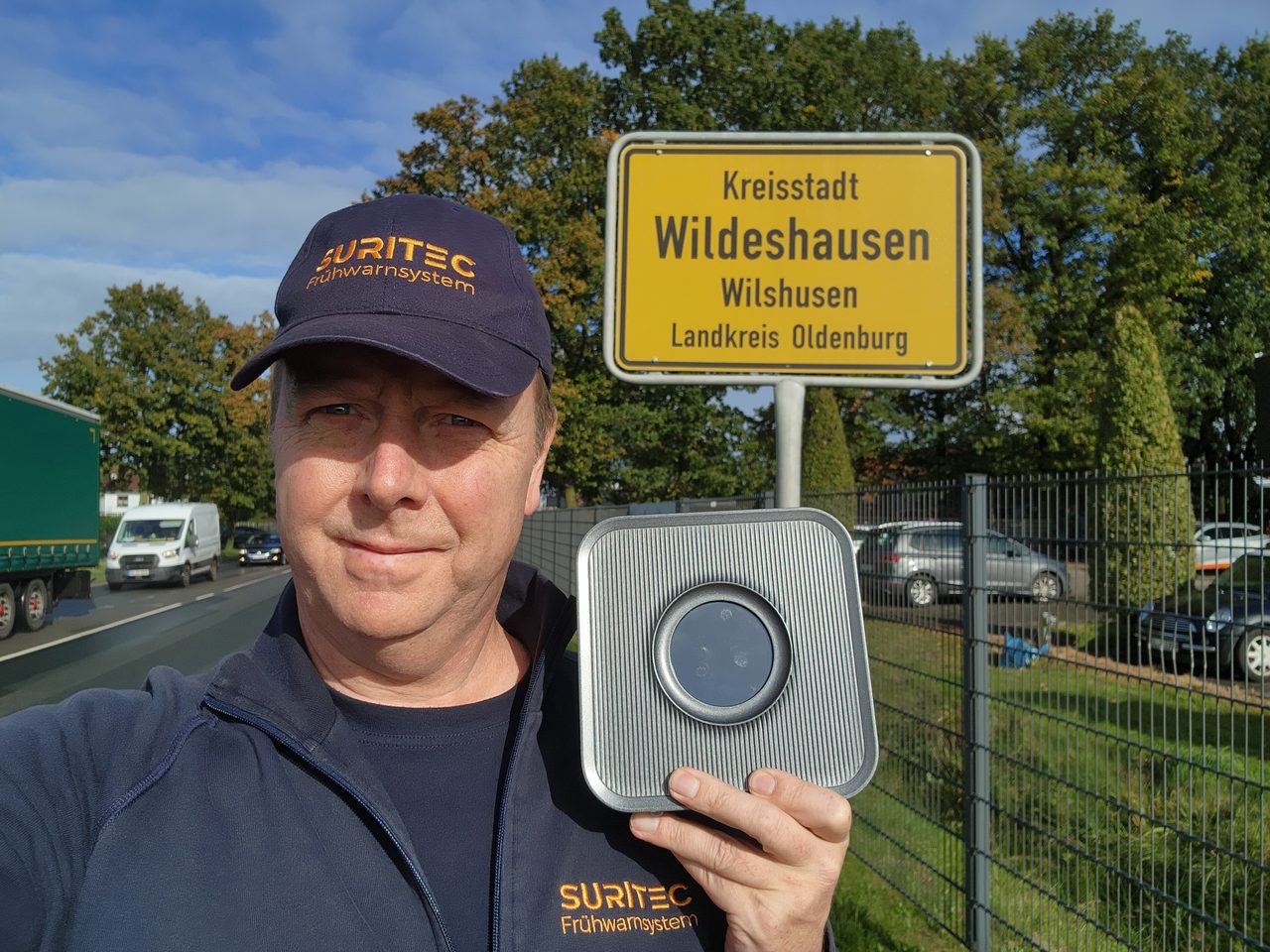 Michael Meyer mit dem Frühwarnsystem FRED am Ortsschild Wildeshausen