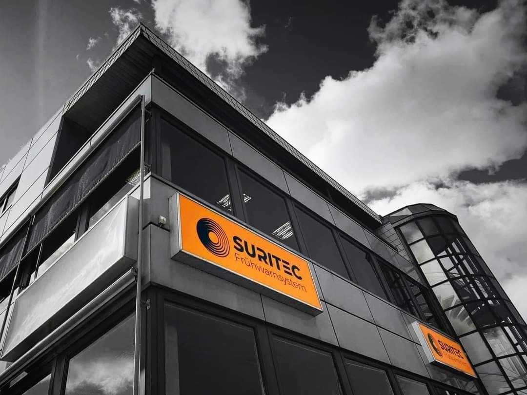 Suritec Systems GmbH – Firmengebäude mit orangem Suritec-Schriftzug