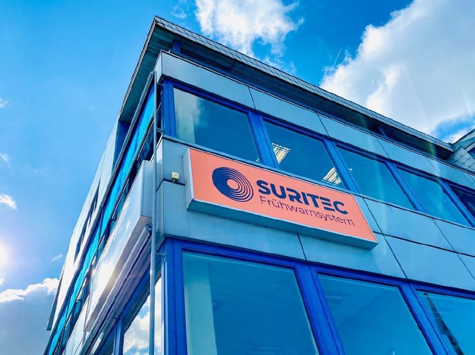 Firmengebäude der Suritec Systems GmbH mit Suritec-Frühwarnsystem-Schild